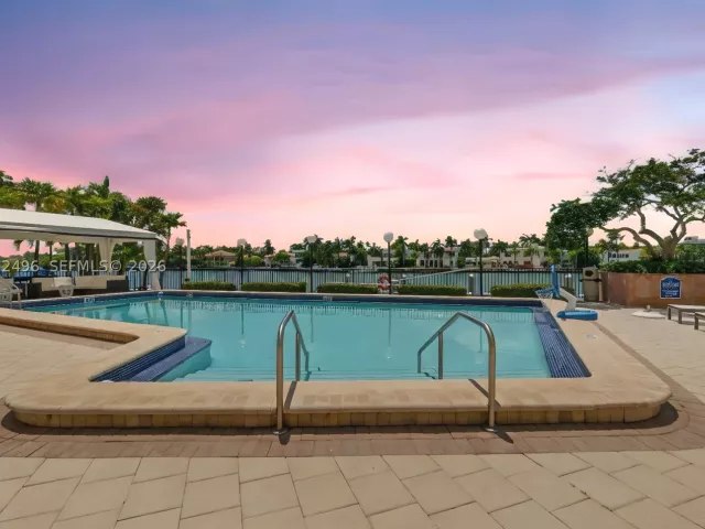 3-bedroom condo for sale in Miami Beach - 5660 Collins Ave 4B - MondialRealty
