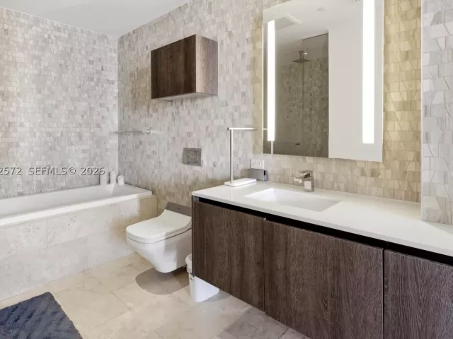 1-bedroom condo for sale in Miami - 68 SE 6th St 1106 - MondialRealty