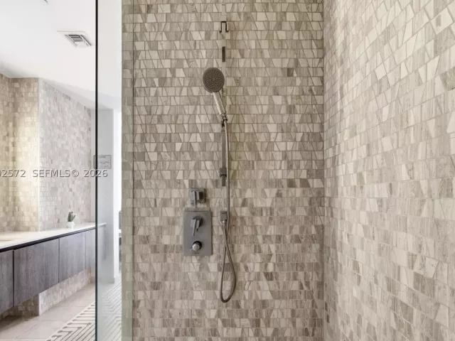 1-bedroom condo for sale in Miami - 68 SE 6th St 1106 - MondialRealty