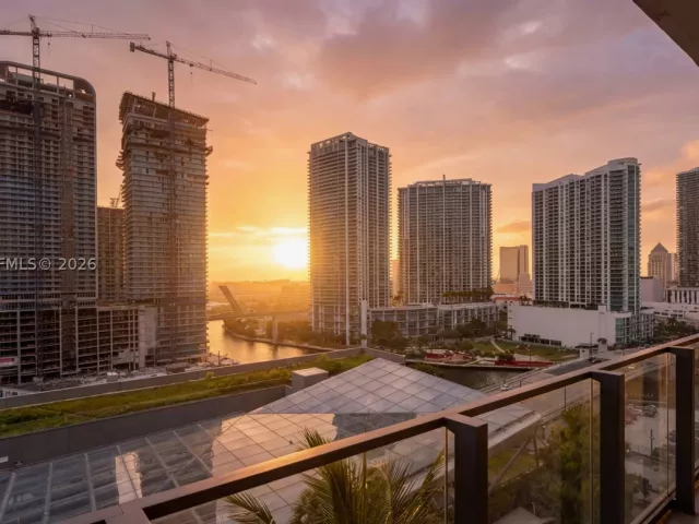 1-bedroom condo for sale in Miami - 68 SE 6th St 1106 - MondialRealty