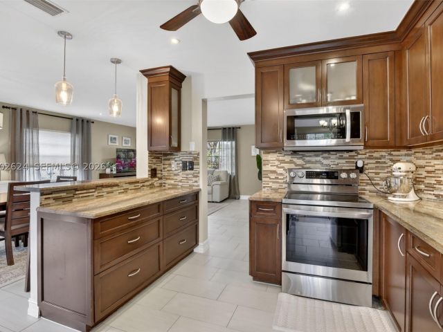 3-bedroom home for sale in Cooper City - 3613 Starboard Ave - MondialRealty