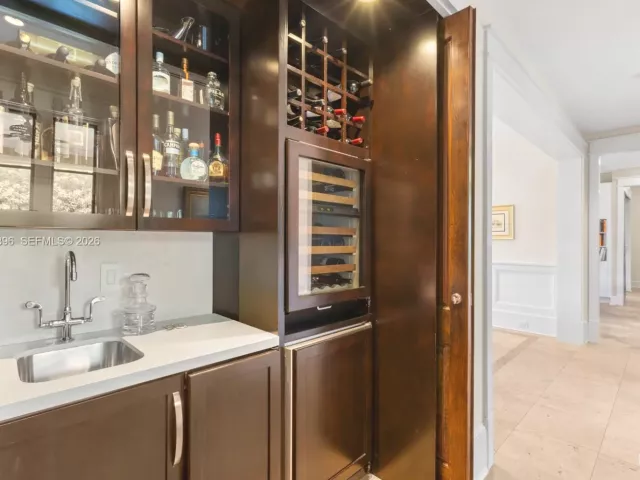 5-bedroom home for sale in Key Biscayne - 685 Harbor Ln - MondialRealty