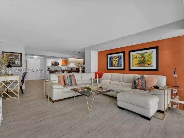 2-bedroom condo for sale in Miami Beach - 5757 Collins Ave 1104 - MondialRealty