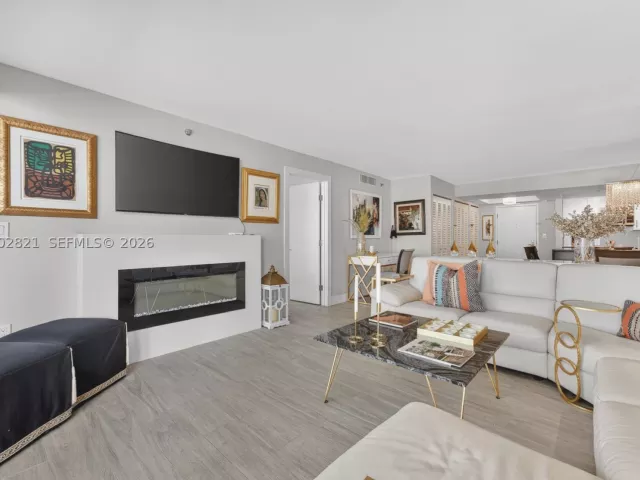 2-bedroom condo for sale in Miami Beach - 5757 Collins Ave 1104 - MondialRealty
