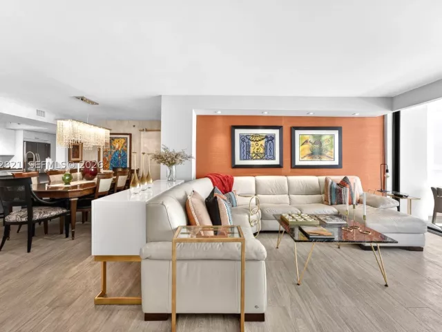 2-bedroom condo for sale in Miami Beach - 5757 Collins Ave 1104 - MondialRealty