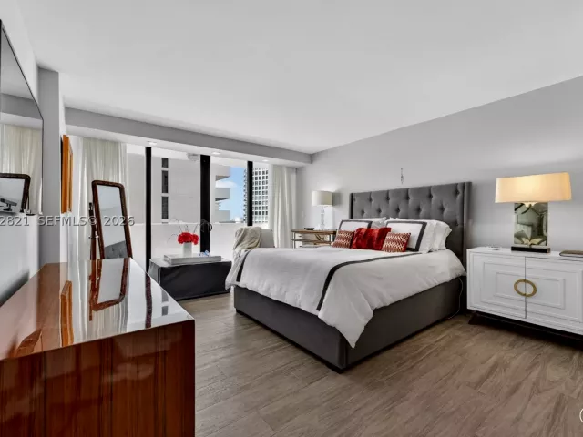2-bedroom condo for sale in Miami Beach - 5757 Collins Ave 1104 - MondialRealty