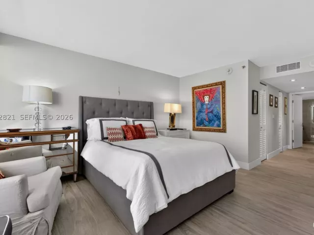 2-bedroom condo for sale in Miami Beach - 5757 Collins Ave 1104 - MondialRealty