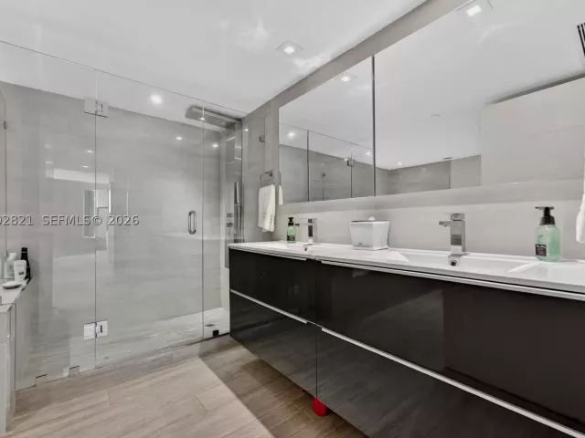 2-bedroom condo for sale in Miami Beach - 5757 Collins Ave 1104 - MondialRealty