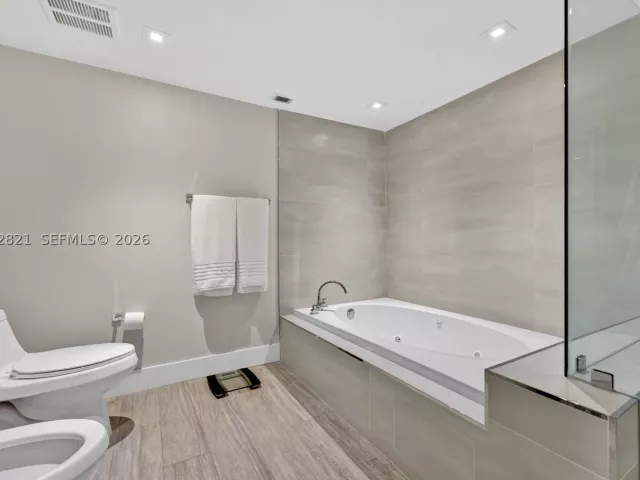 2-bedroom condo for sale in Miami Beach - 5757 Collins Ave 1104 - MondialRealty