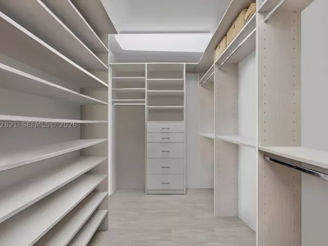 2-bedroom condo for sale in Miami Beach - 5757 Collins Ave 1104 - MondialRealty