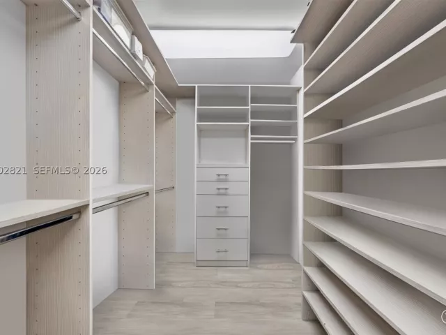 2-bedroom condo for sale in Miami Beach - 5757 Collins Ave 1104 - MondialRealty