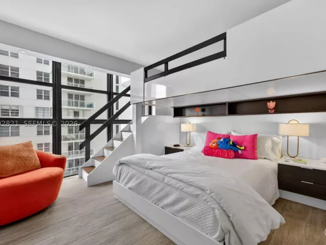 2-bedroom condo for sale in Miami Beach - 5757 Collins Ave 1104 - MondialRealty