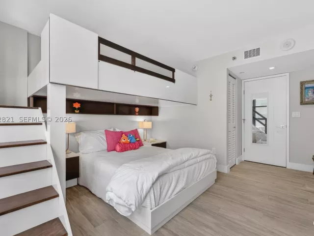 2-bedroom condo for sale in Miami Beach - 5757 Collins Ave 1104 - MondialRealty