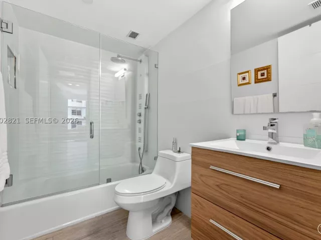 2-bedroom condo for sale in Miami Beach - 5757 Collins Ave 1104 - MondialRealty