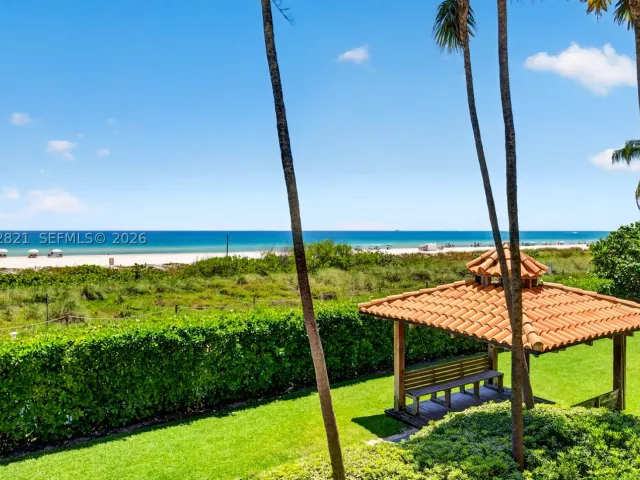 2-bedroom condo for sale in Miami Beach - 5757 Collins Ave 1104 - MondialRealty