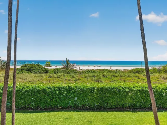 2-bedroom condo for sale in Miami Beach - 5757 Collins Ave 1104 - MondialRealty