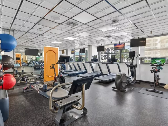 2-bedroom condo for sale in Miami Beach - 5757 Collins Ave 1104 - MondialRealty