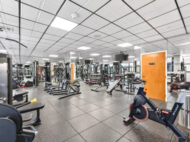 2-bedroom condo for sale in Miami Beach - 5757 Collins Ave 1104 - MondialRealty