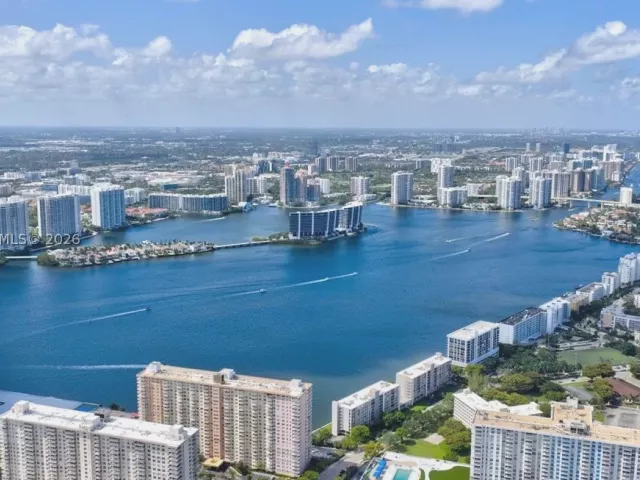2-bedroom condo for sale in Sunny Isles Beach - 17201 Collins Ave 1107 - MondialRealty