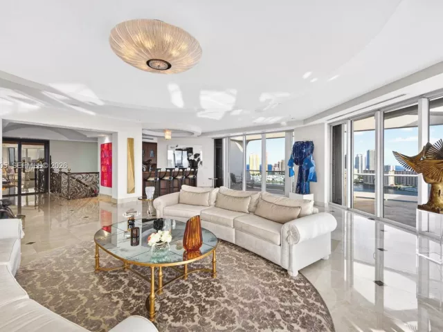 7-bedroom condo for sale in Aventura - 7000 Island Blvd PH-02 - MondialRealty