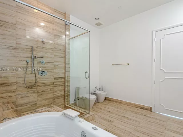 3-bedroom condo for sale in Sunny Isles Beach - 15901 Collins Ave 4302 - MondialRealty