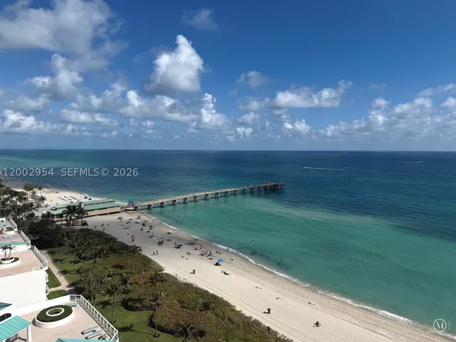 3-bedroom condo for sale in Sunny Isles Beach - 15901 Collins Ave 4302 - MondialRealty