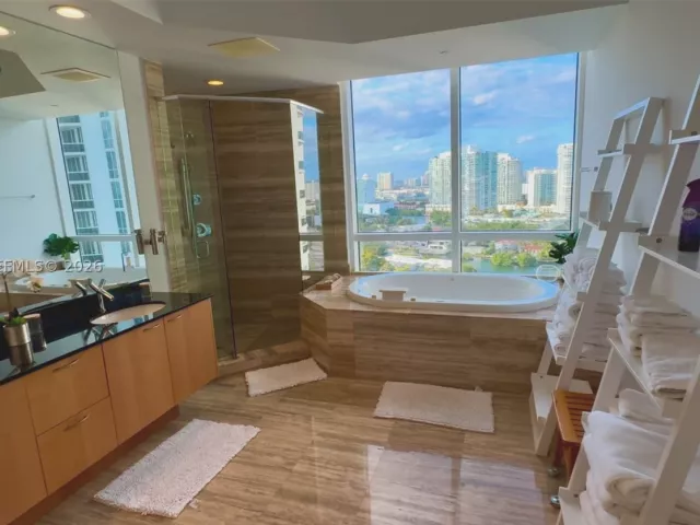 3-bedroom condo for rent in Sunny Isles Beach - 15901 Collins Ave 1804 - MondialRealty