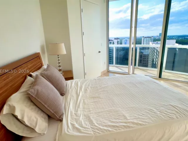 3-bedroom condo for rent in Sunny Isles Beach - 15901 Collins Ave 1804 - MondialRealty