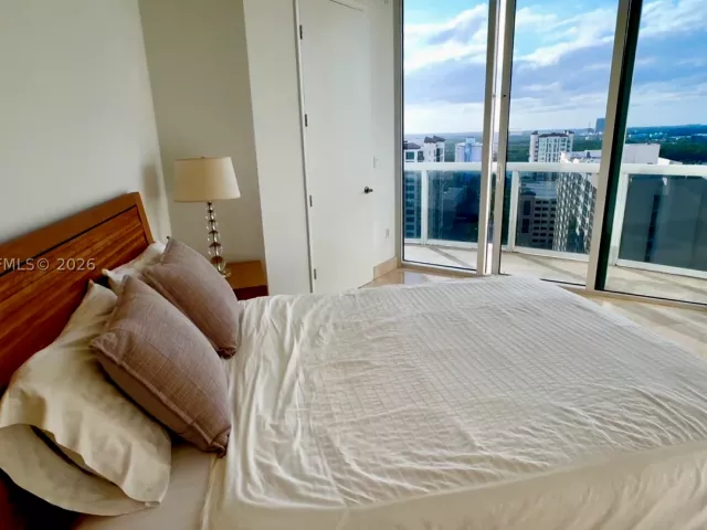 3-bedroom condo for rent in Sunny Isles Beach - 15901 Collins Ave 1804 - MondialRealty