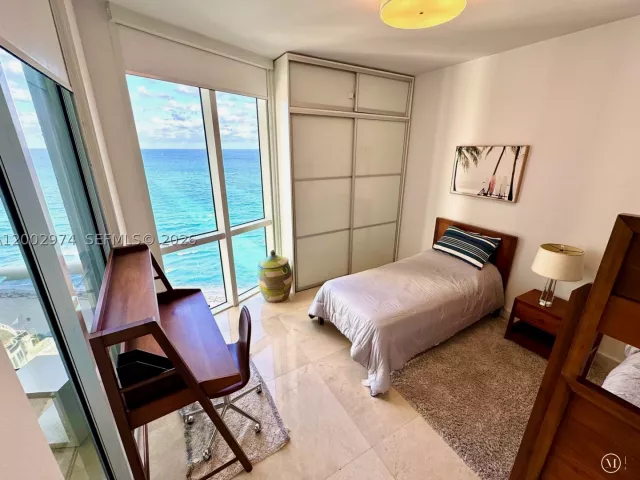 3-bedroom condo for rent in Sunny Isles Beach - 15901 Collins Ave 1804 - MondialRealty
