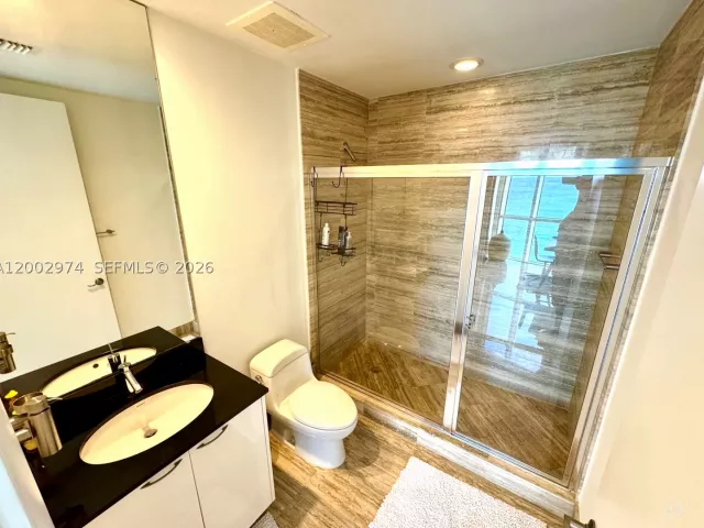 3-bedroom condo for rent in Sunny Isles Beach - 15901 Collins Ave 1804 - MondialRealty