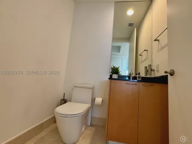 3-bedroom condo for rent in Sunny Isles Beach - 15901 Collins Ave 1804 - MondialRealty