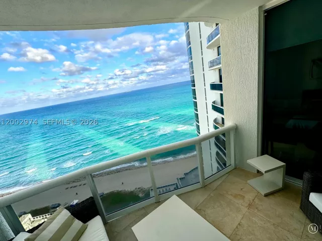 3-bedroom condo for rent in Sunny Isles Beach - 15901 Collins Ave 1804 - MondialRealty