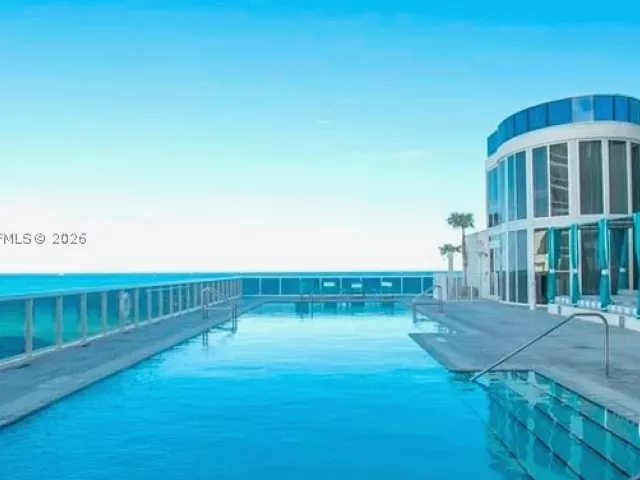 3-bedroom condo for rent in Sunny Isles Beach - 15901 Collins Ave 1804 - MondialRealty