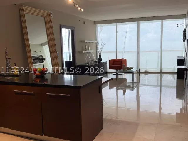 2-bedroom condo for rent in Miami - 465 Brickell Ave 5605 - MondialRealty