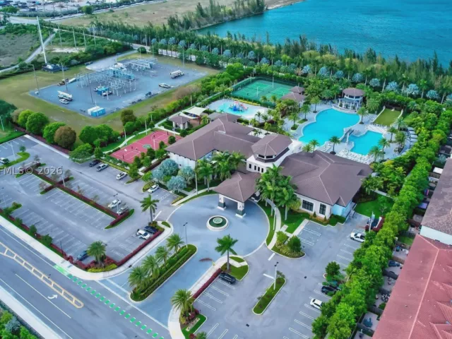 3-bedroom home for sale in Doral - 10467 NW 82nd St 11 - MondialRealty