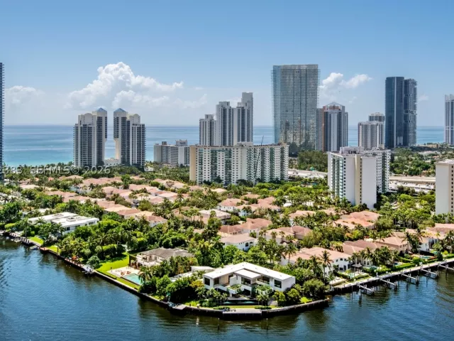 2-bedroom condo for sale in Aventura - 19707 Turnberry Way PH-D - MondialRealty