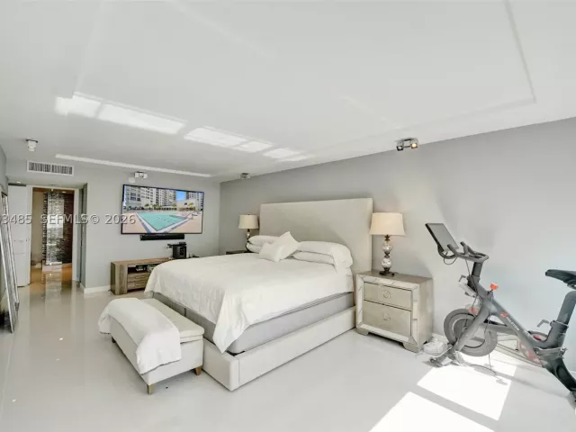 2-bedroom condo for sale in Hollywood - 2751 S Ocean Dr 908S - MondialRealty