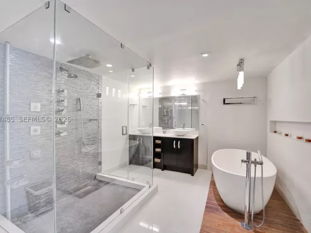 2-bedroom condo for sale in Hollywood - 2751 S Ocean Dr 908S - MondialRealty