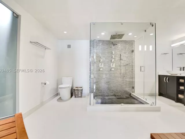 2-bedroom condo for sale in Hollywood - 2751 S Ocean Dr 908S - MondialRealty