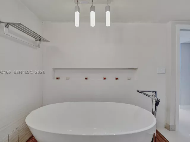 2-bedroom condo for sale in Hollywood - 2751 S Ocean Dr 908S - MondialRealty