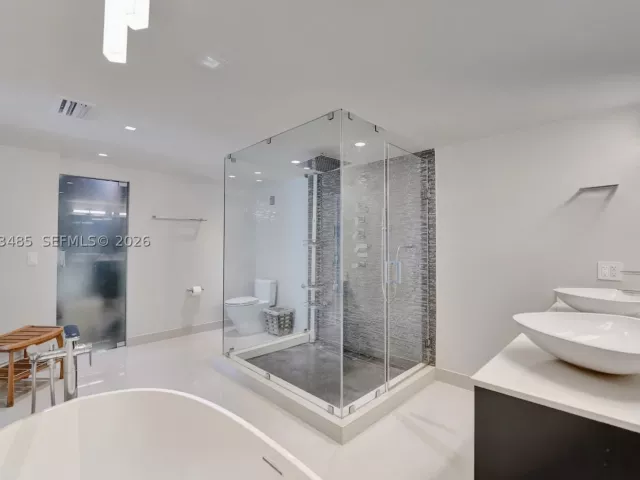 2-bedroom condo for sale in Hollywood - 2751 S Ocean Dr 908S - MondialRealty