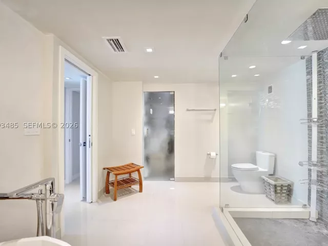 2-bedroom condo for sale in Hollywood - 2751 S Ocean Dr 908S - MondialRealty