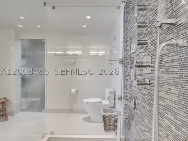 2-bedroom condo for sale in Hollywood - 2751 S Ocean Dr 908S - MondialRealty