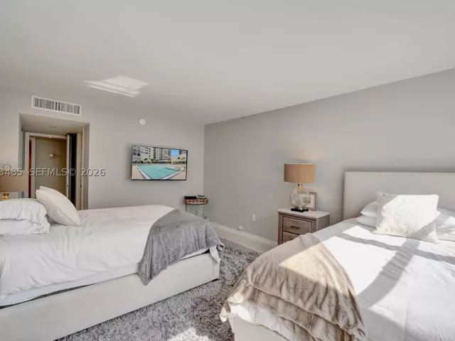 2-bedroom condo for sale in Hollywood - 2751 S Ocean Dr 908S - MondialRealty