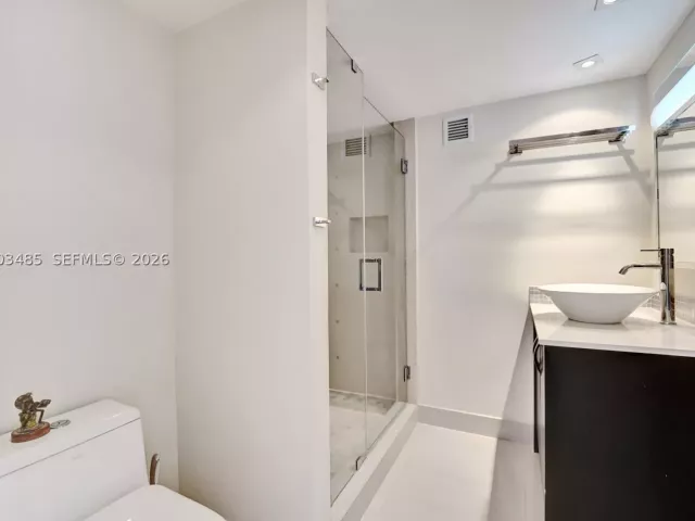 2-bedroom condo for sale in Hollywood - 2751 S Ocean Dr 908S - MondialRealty
