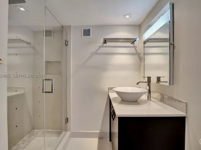 2-bedroom condo for sale in Hollywood - 2751 S Ocean Dr 908S - MondialRealty