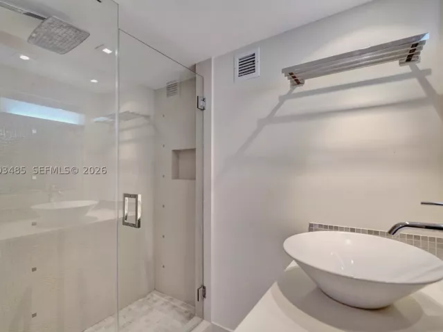 2-bedroom condo for sale in Hollywood - 2751 S Ocean Dr 908S - MondialRealty