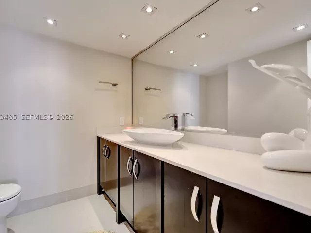 2-bedroom condo for sale in Hollywood - 2751 S Ocean Dr 908S - MondialRealty