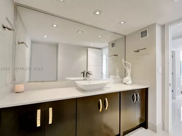 2-bedroom condo for sale in Hollywood - 2751 S Ocean Dr 908S - MondialRealty